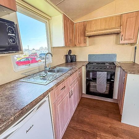 Superb Caravan At Seawick Holiday Park, Sleeps 8 Ref 27202Sw Clacton-on-Sea Exteriér fotografie