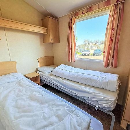 Superb Caravan At Seawick Holiday Park, Sleeps 8 Ref 27202Sw Clacton-on-Sea Exteriér fotografie